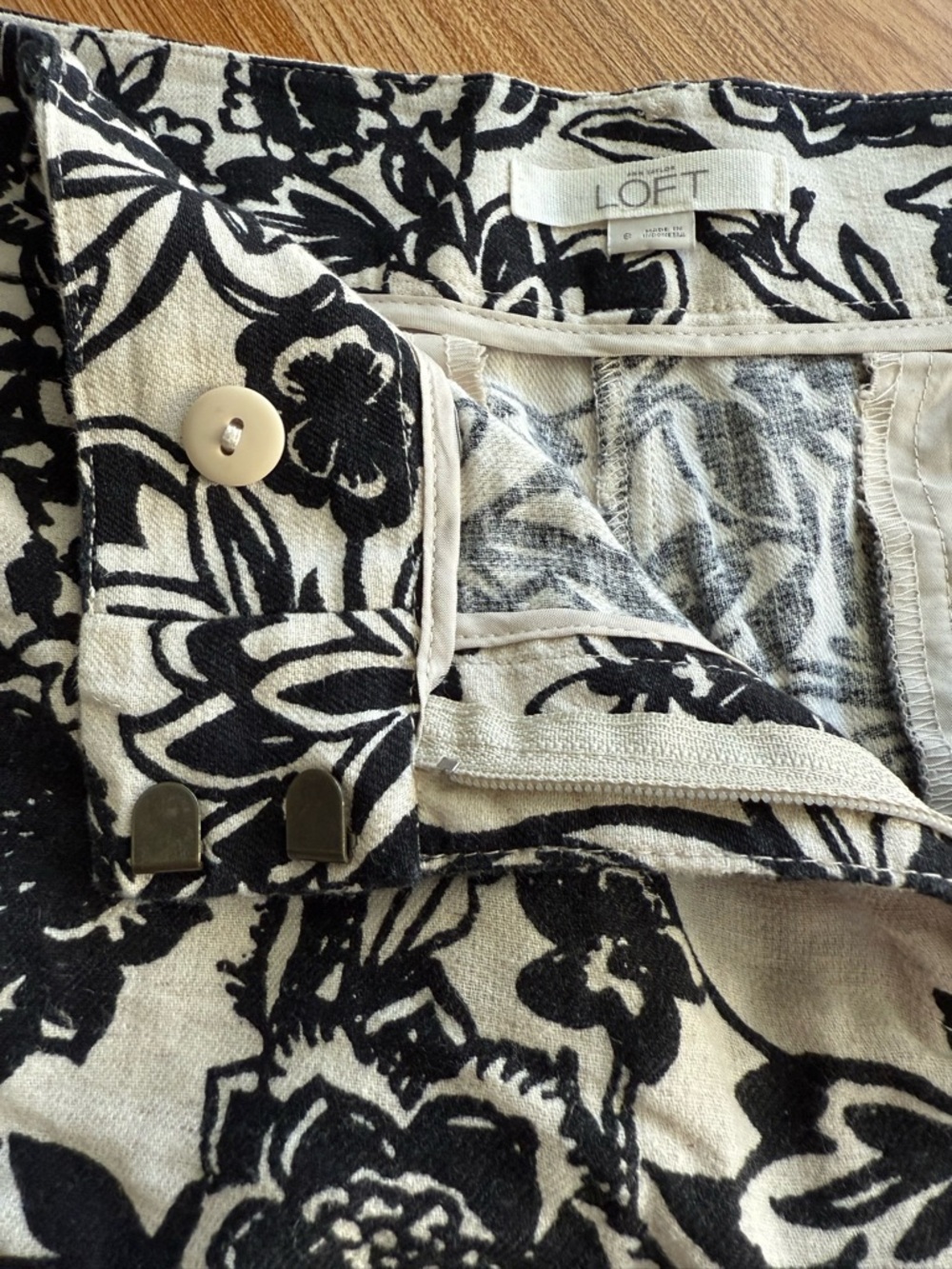 LOFT Linen Blend Black Floral on Cream Shorts - Picture 4 of 5